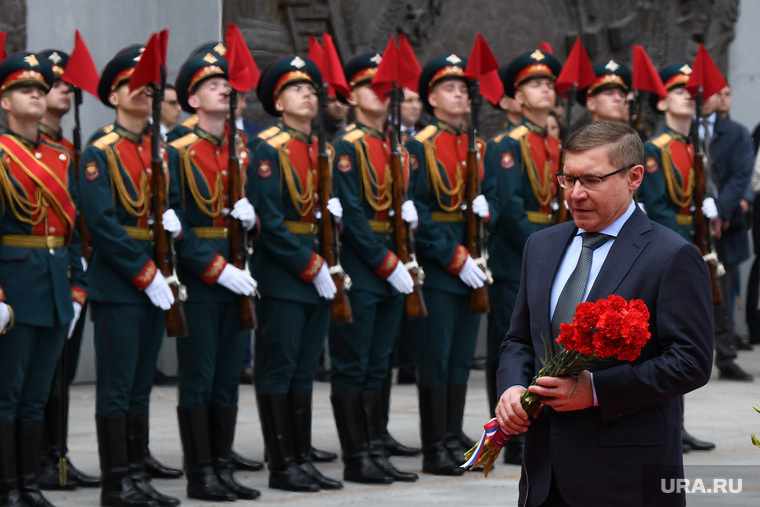 Торжественно-траурная церемония возложения цветов к Вечному огню на Широкореченском мемориале. Екатеринбург