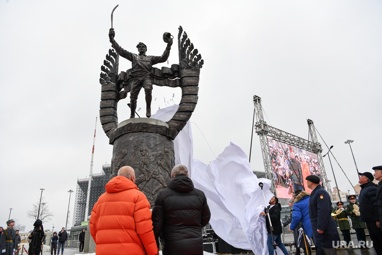 Открытие скульптуры Эпоха у Екатеринбург-Арены. Екатеринбург