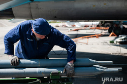 Летно-тактические учения многофункционального истребителя-бомбандировщика СУ-34 на аэродроме Шагол. Челябинск 