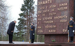 Президент Владимир Путин возложил цветы к «Рубежному камню» на месте кровопролитных боев