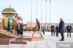 Михаил Мишустин на возложении цветов к мемориалу "Народная память". Ашхабад 