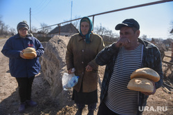 Волонтер развозит гуманитарную помощь по освобожденным селам.  ДНР