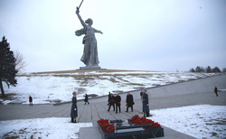 Владимир Путин возложил цветы к монументу на Мамаевом кургане