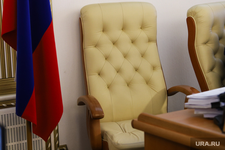 Заседание областной думы. Курган, пустое кресло, увольнение, триколор, флаг россии