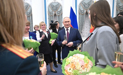За прекрасных дам Владимир Путин поднял бокал шампанского