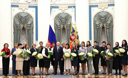 Президента РФ Владимира Путина 8 марта в Кремле окружали лучшие женщины страны