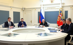 В кремлевском кабинете президента вместе с Владимиром Путиным находились только главы новых регионов