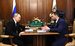 Врио главы ДНР Денис Пушилин (справа) сообщил президенту РФ Владимиру Путину (слева) о сокращении обстрелов