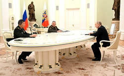 Министр обороны Китая Ли Шанфу пришел на встречу с президентом РФ вместе со своим коллегой Сергеем Шойгу