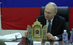 Путин подарил бойцам копию иконы, принадлежавшей министру обороны Российской империи Петру Ванновскому