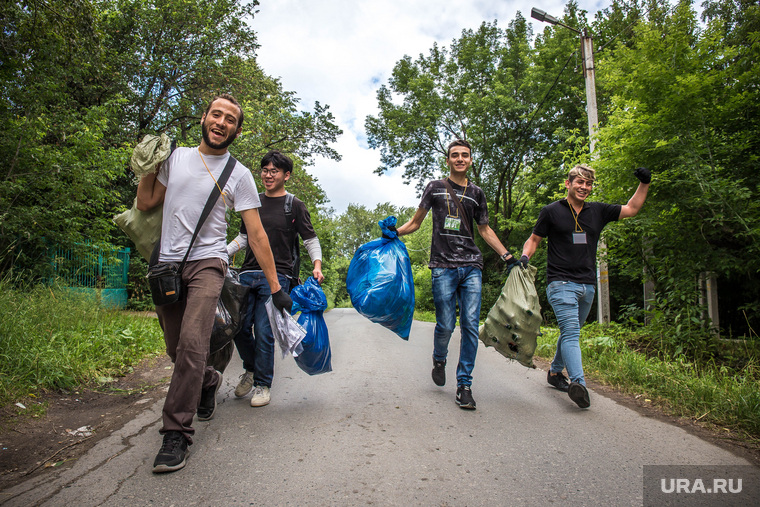 Иностранные волонтеры приняли участие в  акции "Чистые Игры" в Шарташском лесопарке. Екатеринбург