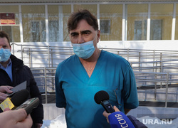 Сенатор Сергей Муратов вручает медикам второй горбольницы кислородные концентраты. Курган