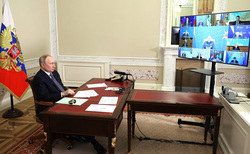 Президент РФ Владимир Путин начал совещание с членами кабинета министров с решения проблем поддержки погорельцев