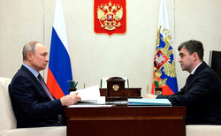 Президент РФ Владимир Путин (слева) похвалил губернатора Ивановской области Станислава Воскресенского (справа) за проделанную работу