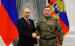 Герой России, участник СВО Александр Колесов сегодня одним из первых среди награжденных пожал руку президенту.
