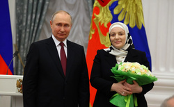 Почетный знак Мать-героиня получила супруга главы Чечни, мать 13 детей Медни Кадырова
