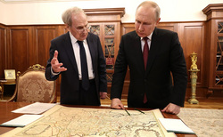 Председатель КС РФ Валерий Зорькин (слева) передал президенту РФ Владимиру Путину (справа) карту XVII века, на которой нет Украины