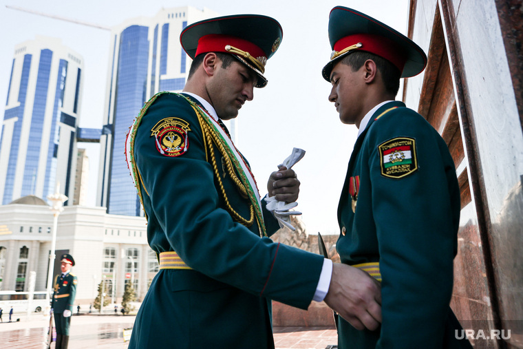 Михаил Мишустин с визитом в Душанбе. Душанбе, возложение, почетный караул, душанбе, таджикистан, таджикские военные