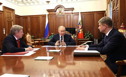 Развитие дорожного хозяйства и морских портов на личном контроле президента РФ Владимира Путина (в центре)