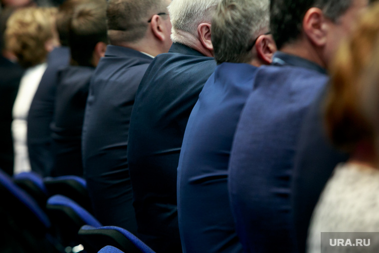 Заседание Президиума ГенСовета партии "Единая Россия", чиновники, спины, заседание, деловой костюм, бюрократизм, пиджаки