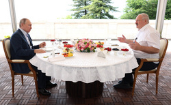 Рабочий день президента РФ Владимира Путина (слева) начался с неформальной встречи с президентом Белоруссии Александром Лукашенко (справа)