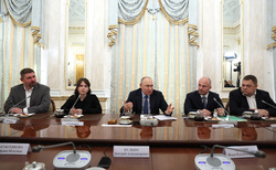 Президент РФ Владимир Путин (в центре) пообещал отвечать на все вопросы откровенно