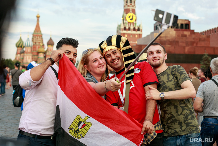Болельщики на Никольской и Красной площади. Москва, селфи палка, красная площадь, костюм фараона, флаг египта, египетские болельщики