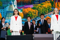 Губернатор Югры Наталья Комарова после конфуза с лентой на записи поздравления с Днем России затем лично следила за своим гардеробом
