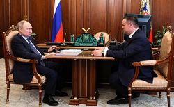 Президент РФ Владимир Путин (слева) похвалил работу губернатора Новгородской области Андрея Никитина, но также призвал решать проблемы