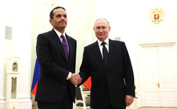 Президент РФ Владимир Путин (справа) принял премьер-министра, главу МИД Катара Мухаммеда Аль Тани во время его визита в Москву