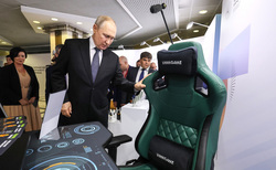 На выставке инноваций президент РФ Владимир Путин протестировал новейшее геймерское кресло