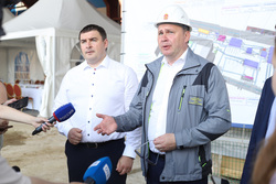 Мэр Владислав Пинаев (на фото справа) и Дмитрий Буданов оценили мусоросортировочный комплекс