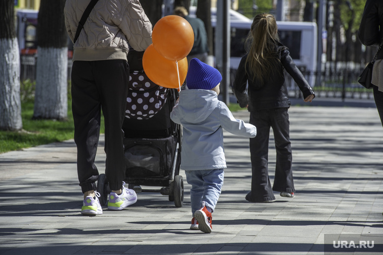 Народные гуляния День Победы. Пермь, воздушный шарик, прогулка с детьми, семья с детьми