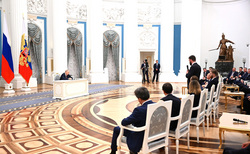 Президент РФ Владимир Путин (слева) встретился с выпускниками «школы губернаторов» в Екатерининском зале Кремля