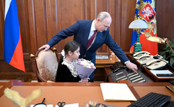 Буквально за несколько часов до встречи с премьером в Кремле президент Путин позвонил Мишустину вместе со своей маленькой гостьей Раисат Акиповой из Дагестана