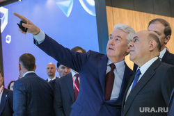 Михаил Мишустин во время своего посещения выставки Иннопром. Москва