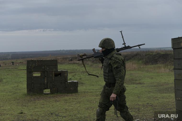 Мобилизованные резервисты на полигоне в Донецкой области. ДНР, армия, военные, солдаты, пулемет, оружие, пулеметчик, стрелки, военные сборы, пехота, полигон, резервисты, мобилизованные, дрг, пехотинцы, разведчики, диверсанты, диверсионная группа