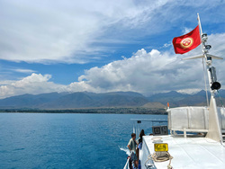 Прогулка на кораблике — обязательный пункт в путешествии по Киргизии