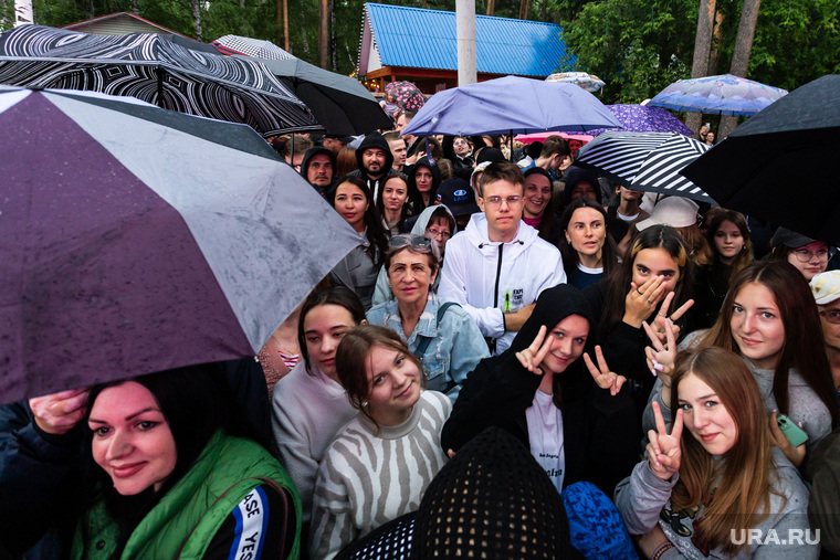 Концерт Глюк’oZы в парке Маяковском. Екатеринбург, парк маяковского, люди с зонтами, зрители, дождь, толпа, день молодежи