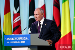Президент России Владимир Путин на подписании документов по итогам саммита "Россия-Африка". Санкт-Петербург