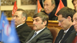 Виктор Баранов (в центре) является депутатом заксобрания пяти созывов