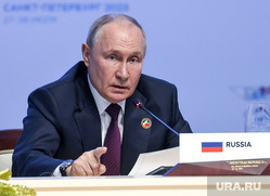 Президент России Владимир Путин на рабочем обеде по украинской проблеме на форуме Россия Африка. Санкт-Петербург