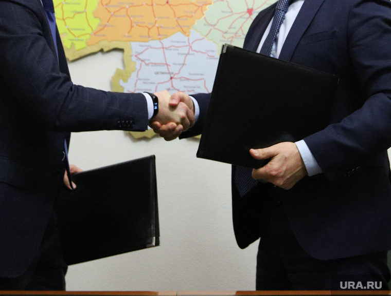 Подписание соглашения Cognitive Tehnologies с Правительством Курганской области. Курган, рукопожатие, шумков вадим, черногоров андрей