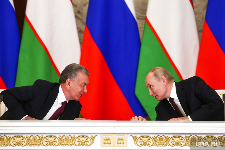 Владимир Путин и Шавкат Мирзиёев на совместном заявлении в Кремле. Москва, путин владимир, мирзиеев шавкат