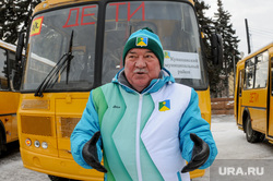 Алексей Текслер вручает новые школьные автобусы образовательным учреждениям. Челябинск