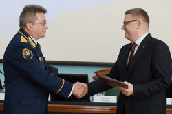 Медаль от имени Александра Бастрыкина вручил губернатору глава управления СК Петр Решеников