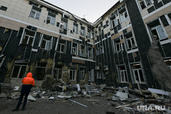 Последствия обстрела 10 корпуса на территории больницы Калинина. Донецк