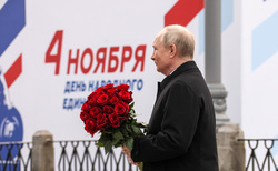 В День народного единства Владимир Путин возложил цветы к памятнику Кузьме Минину и Дмитрию Пожарскому