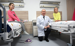 Владимир Путин специально встал на колено, чтобы сфотографироваться с маленькими пациентками
