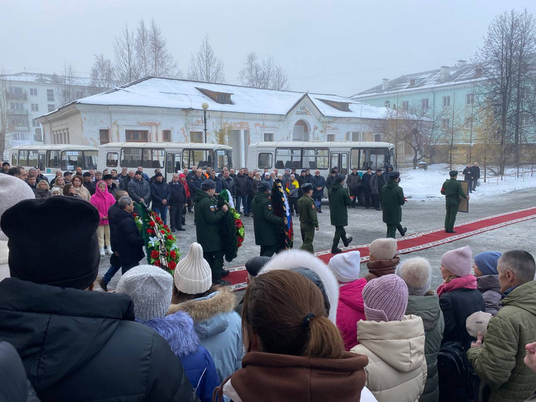 В последний путь военкома провожали под военный оркестр